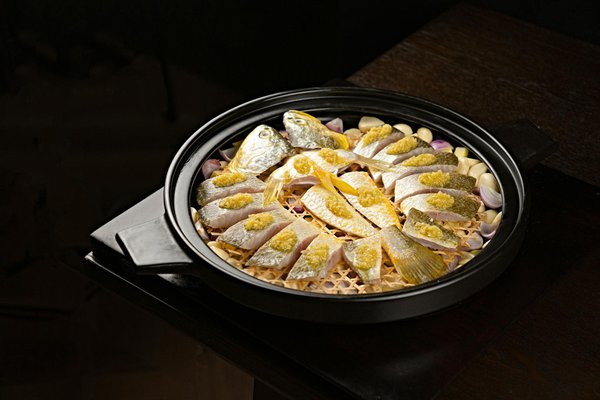 What are the historical roots of the English breakfast?