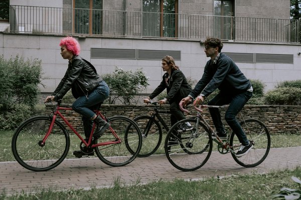 How are UK businesses addressing the challenges of supply chain disruptions?